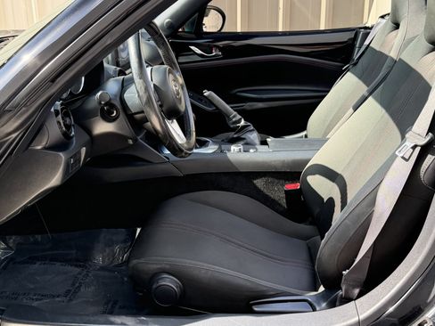 Used 2019 MAZDA MX-5 Miata Club RWD image 18