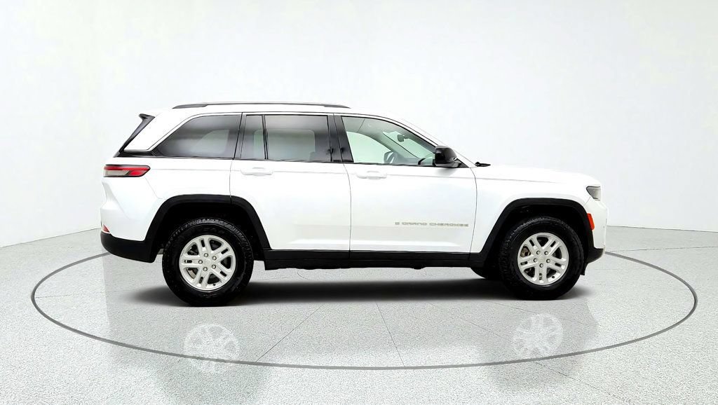 Used 2023 Jeep Grand Cherokee Laredo AWD/4WD image 4