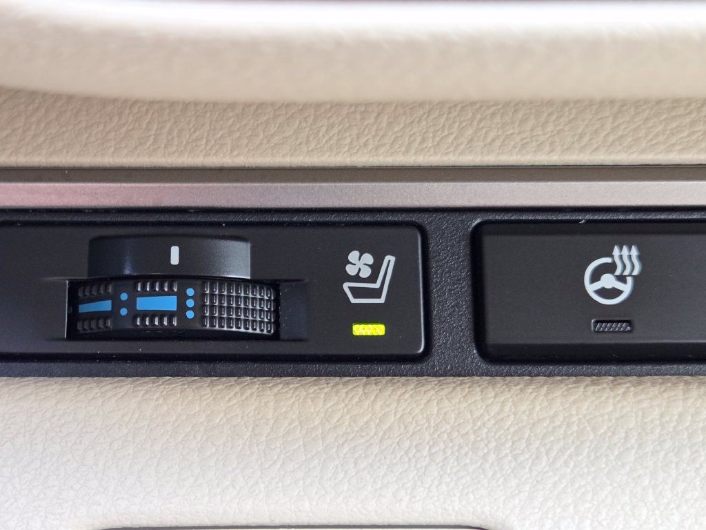 Used 2013 Lexus ES 300h w/ Luxury Pkg FWD image 16