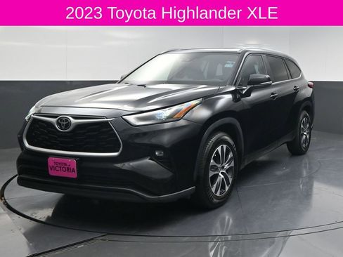 Used 2023 Toyota Highlander XLE image 2