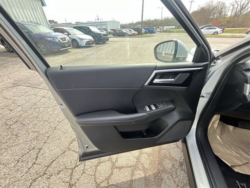 New 2025 Mitsubishi Outlander SE image 13