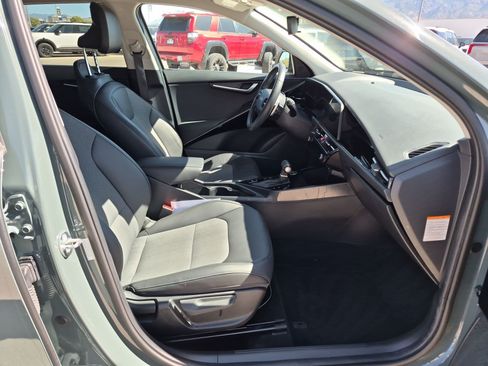 Used 2023 Kia Niro EX FWD image 29