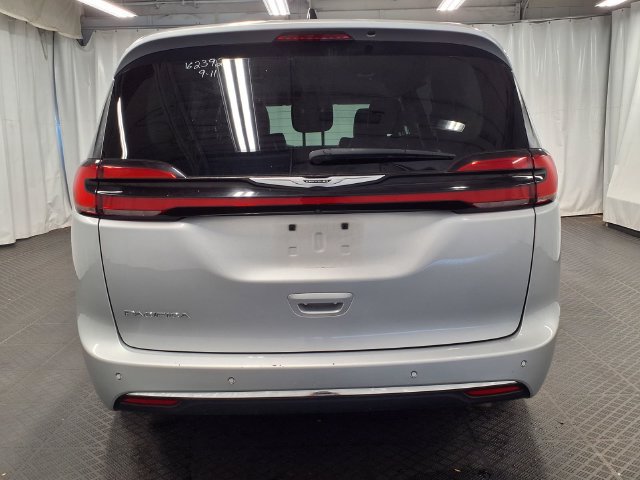 Used 2024 Chrysler Pacifica Touring-L FWD image 6