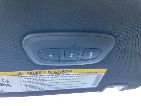 Used 2025 Chrysler Pacifica Select image 18