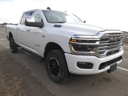 Used 2025 RAM 2500 Laramie AWD/4WD image 4