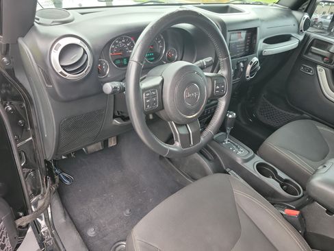 Used 2016 Jeep Wrangler Unlimited Sahara w/ Connectivity Group AWD/4WD image 3
