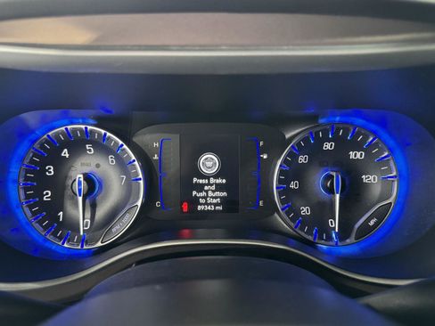 Used 2022 Chrysler Voyager LX FWD image 3
