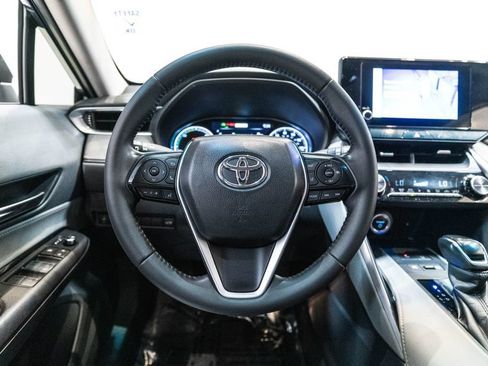 Used 2024 Toyota Venza LE AWD/4WD image 16