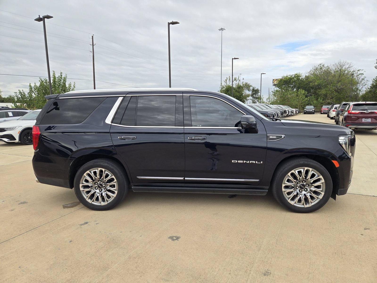 Used 2023 GMC Yukon Denali Ultimate AWD/4WD image 5