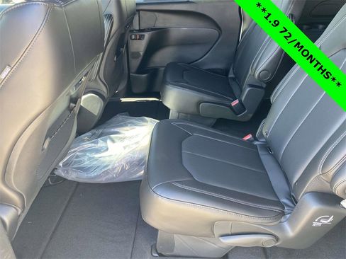 New 2026 Chrysler Pacifica Select image 9