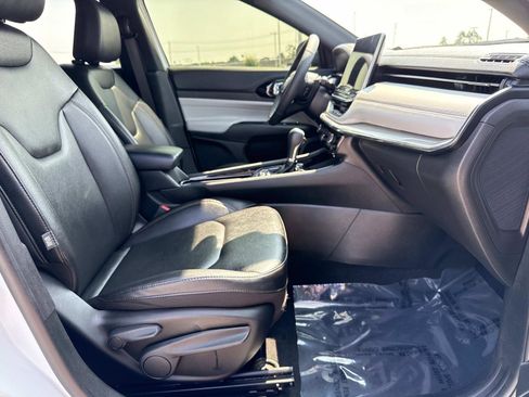 Used 2024 Jeep Compass Limited image 18