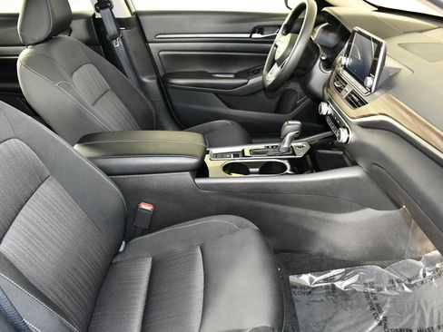 Used 2024 Nissan Altima 2.5 SV image 41