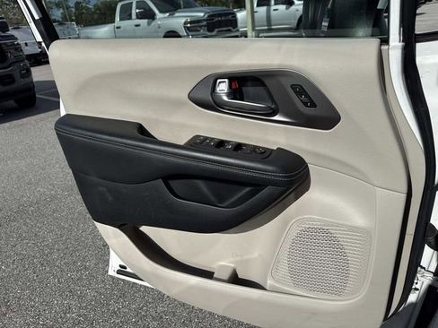 Used 2023 Chrysler Pacifica Touring-L FWD image 21