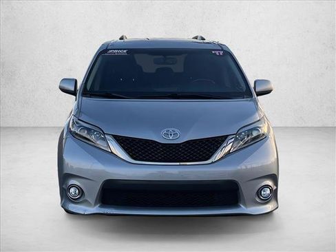 Used 2017 Toyota Sienna SE image 7
