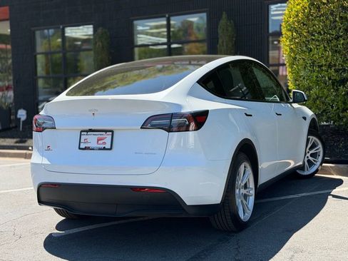 Used 2022 Tesla Model Y Long Range image 11