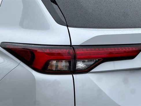 New 2025 Mitsubishi Outlander SE image 28