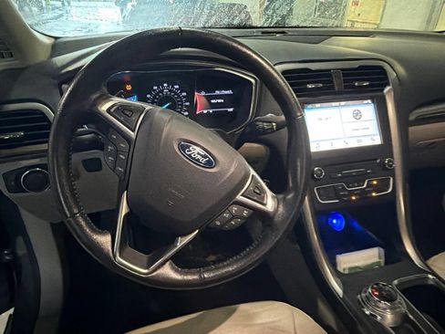 Used 2017 Ford Fusion SE w/ Fusion SE Technology Package FWD image 6