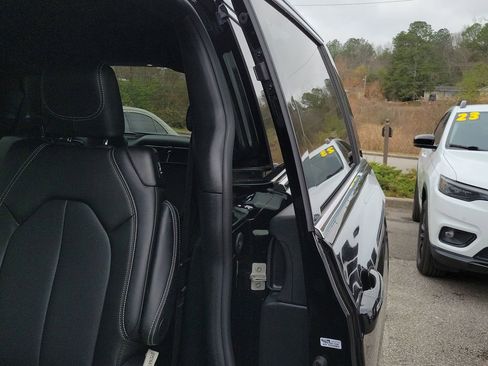 Used 2025 Chrysler Voyager LX image 29