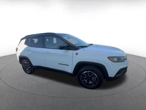 Used 2025 Jeep Compass Trailhawk AWD/4WD image 2