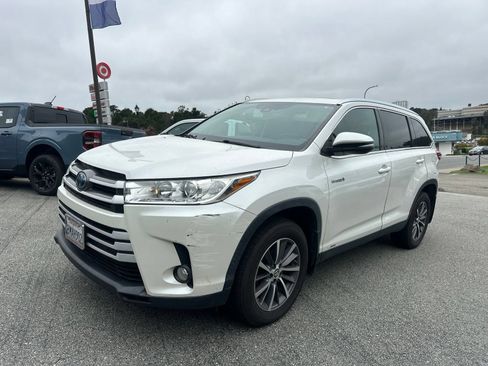 Used 2019 Toyota Highlander XLE AWD/4WD image 3