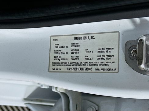 Used 2020 Tesla Model 3 Standard Range RWD image 12