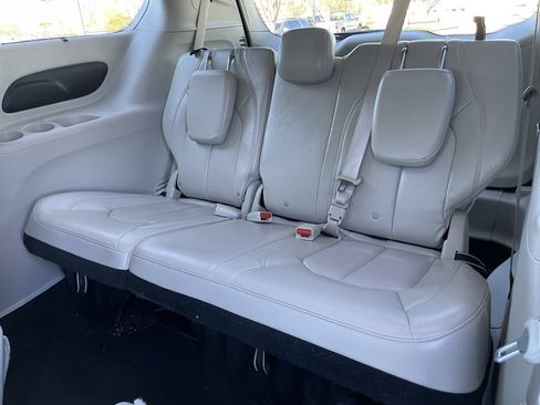 Used 2021 Chrysler Pacifica Touring-L image 28