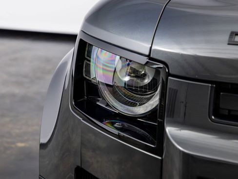 Used 2023 Land Rover Defender 130 X-Dynamic SE image 3