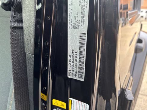 Used 2025 Jeep Wrangler Unlimited Sahara AWD/4WD image 28