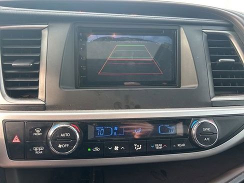 Used 2019 Toyota Highlander XLE image 17