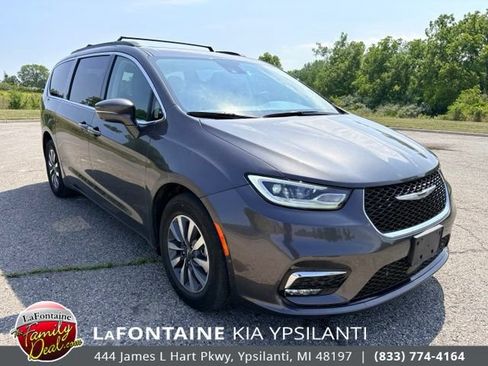 Used 2022 Chrysler Pacifica Touring-L w/ Uconnect Theater Family Group FWD image 7