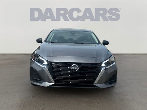 Used 2024 Nissan Altima 2.5 SV FWD image 2