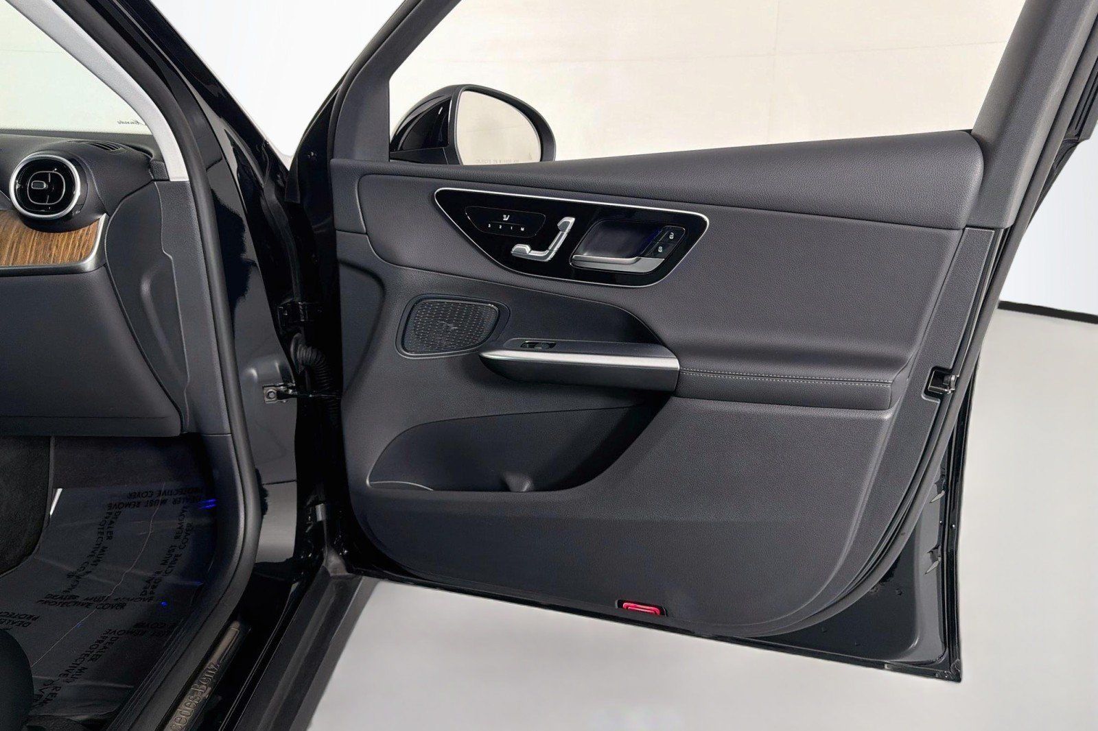 Certified 2025 Mercedes-Benz GLC 350e 4MATIC w/ Driver Assistance Package image 24