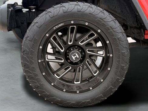 Used 2018 Jeep Wrangler Unlimited Sahara w/ Uconnect 4C Nav & Sound Group AWD/4WD image 7