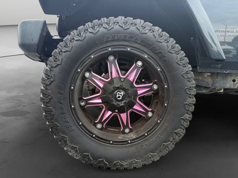 Used 2018 Jeep Wrangler Unlimited Sahara w/ Dual Top Group AWD/4WD image 14
