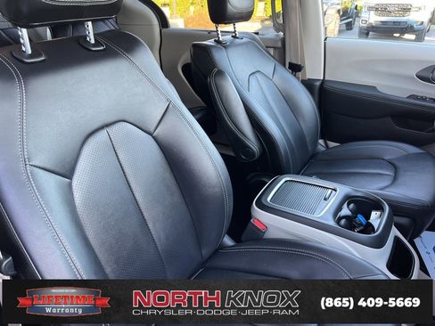 Used 2024 Chrysler Pacifica Touring-L image 29