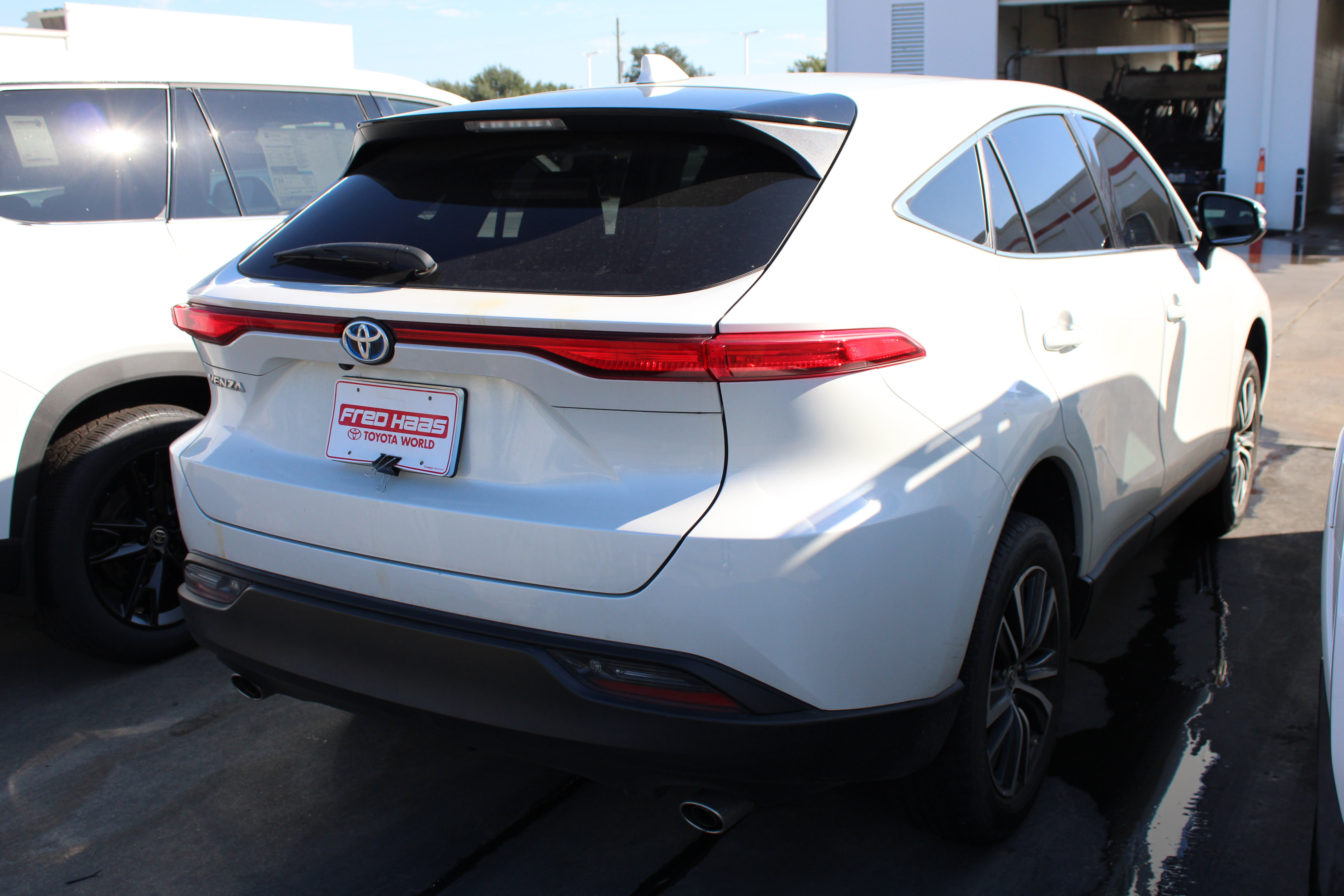 Used 2023 Toyota Venza LE AWD/4WD image 11