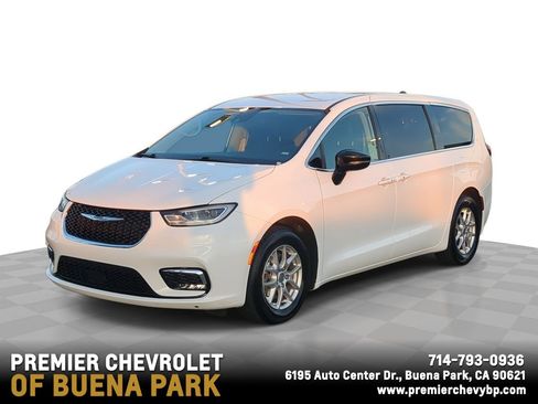 Used 2024 Chrysler Pacifica Touring-L FWD image 1
