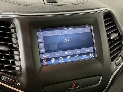 Used 2019 Jeep Cherokee Latitude Plus w/ Comfort/Convenience Group image 19