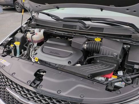 Used 2024 Chrysler Pacifica Touring-L image 25