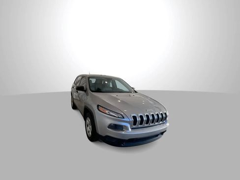 Used 2016 Jeep Cherokee Sport image 2