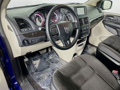 Used 2018 Dodge Grand Caravan SE w/ UConnect Hands-Free Group image 9