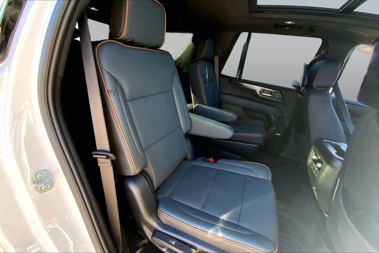 Used 2025 GMC Yukon AT4 w/ AT4 Premium Plus Package AWD/4WD image 19