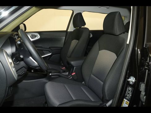 Used 2025 Kia Soul LX w/ LX Technology Package FWD image 22