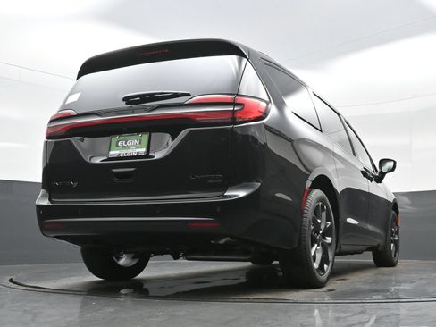 New 2027 Chrysler Pacifica Limited AWD/4WD image 18