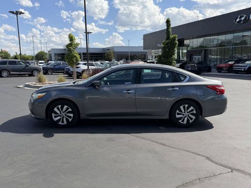 Used 2017 Nissan Altima 2.5 S w/ Power Driver Seat Package FWD image 2
