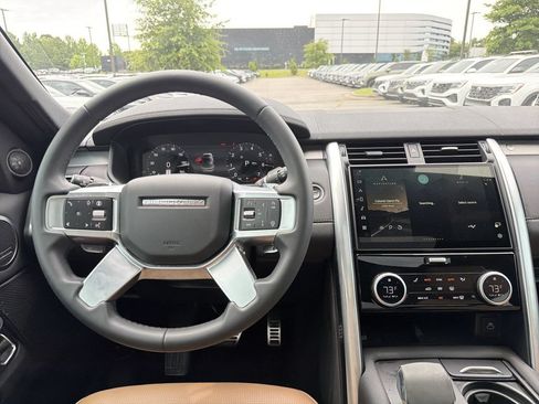 Used 2024 Land Rover Discovery Dynamic SE AWD/4WD image 4
