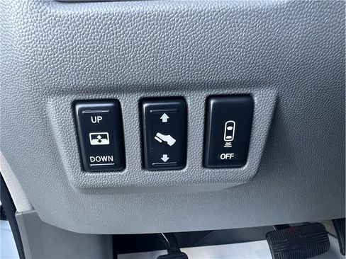 Used 2005 Nissan Titan LE w/ (U01) Nissan Navigation Pkg image 22