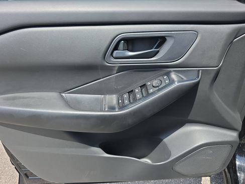 Used 2024 Nissan Rogue S FWD image 17