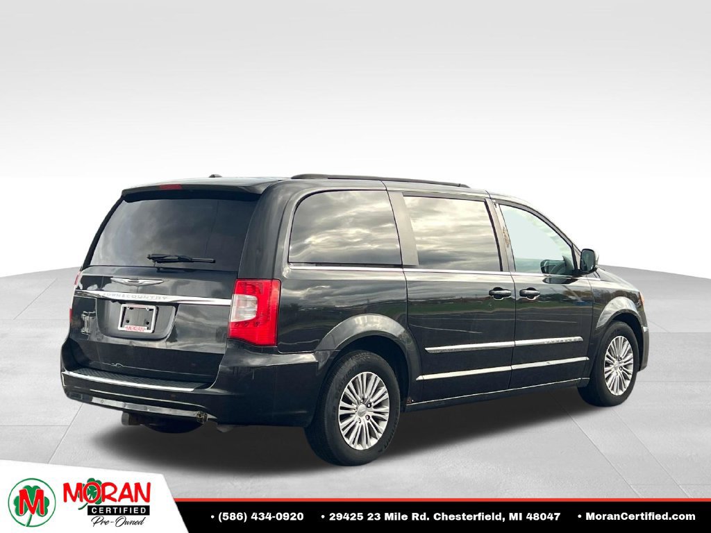 Used 2014 Chrysler Town & Country Touring-L FWD image 5