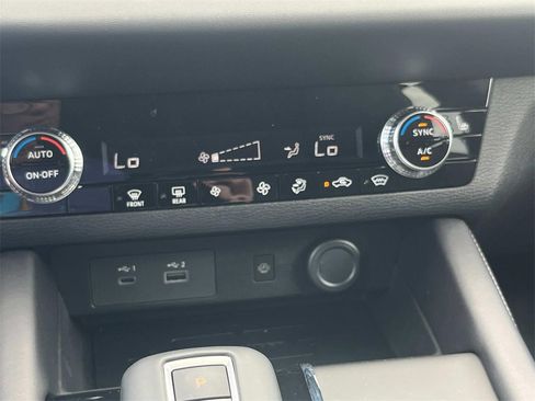 New 2025 Mitsubishi Outlander SE image 24